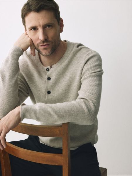 Sweter z dodatkiem wełny - beżowy. Brązowe swetry męskie Reserved, l, bez wzorów, z dzianiny, bez kołnierzyka. Za 219.99 zł.