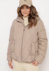 Ciemnobeżowa Pikowana Kurtka z Materiałowym Kapturem i Kieszeniami Ravalynne. Brązowe kurtki damskie Born2be, uniwersalny, bez wzorów, z jeansu, narciarskie. Za 134.99 zł.