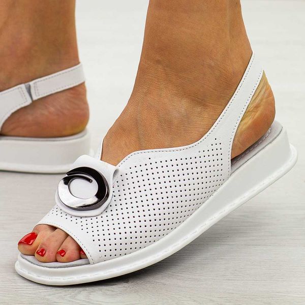 Białe skórzane sandały damskie T.Sokolski L25-10. Białe sandały damskie Sokolski, z aplikacjami, z jeansu, bez obcasa, na płaskiej podeszwie. Za 169.00 zł.