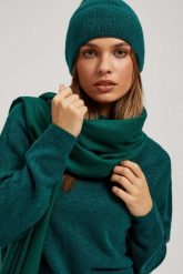 Gładki szalik szmaragdowy. Zielone szaliki i kominy damskie MOODO, bez wzorów, z poliesteru. W wyprzedaży za 21.99 zł.