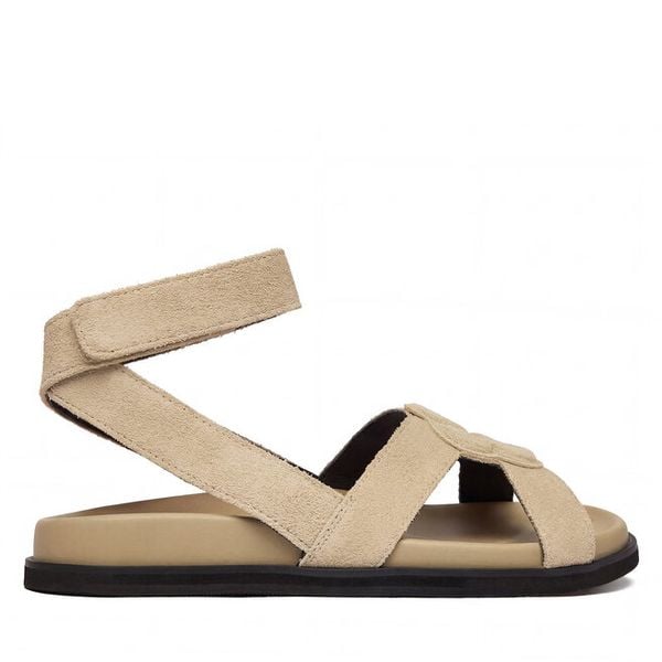 Sandały BOSS. Brązowe sandały damskie Boss, bez wzorów, bez obcasa, na płaskiej podeszwie. Za 899.99 zł.