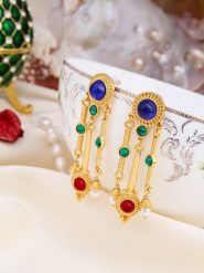 L'Atelier de Gaia Pozłacane kolczyki z kryształami i perłami rozmiar: onesize. Białe kolczyki damskie L'Atelier de Gaia, z kryształem, pozłacane. Za 60.99 zł.