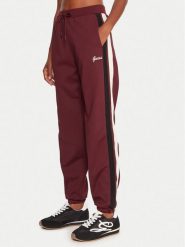 Guess Spodnie dresowe V5BB02 KCX22 Bordowy Regular Fit. Czerwone spodnie dresowe damskie Guess, xl, z aplikacjami, z dresówki. Za 339.99 zł.