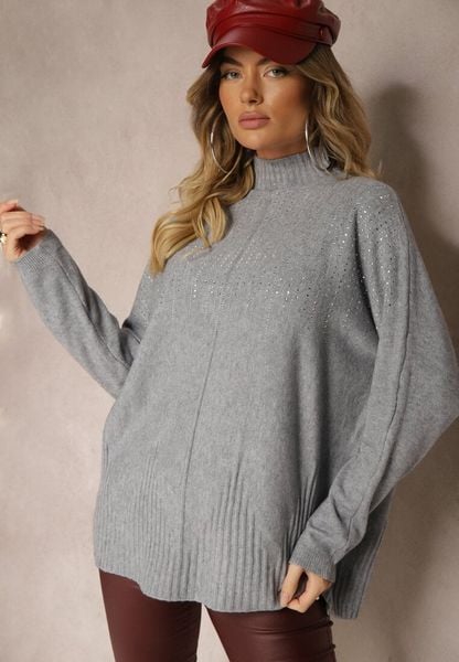 Jasnoszary Golf o Kroju Oversize z Eleganckim Cyrkoniowym Zdobieniem przy Dekolcie Melirra. Szare golfy damskie Renee, s, z aplikacjami, bez ramiączek. Za 49.99 zł.