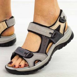 Szare 3 skórzane sandały damskie T.Sokolski 665. Szare sandały damskie Sokolski, bez wzorów, z jeansu, bez obcasa, na płaskiej podeszwie. Za 199.00 zł.