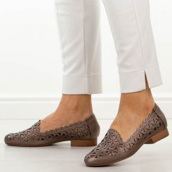 Brązowe ażurowe półbuty damskie Jezzi Asa222-15. Brązowe półbuty damskie Jezzi, w ażurowe wzory, ze skóry, eleganckie, bez obcasa, na płaskiej podeszwie. W wyprzedaży za 188.10 zł.