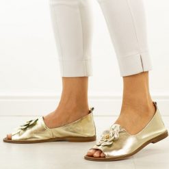 Złote 07 skórzane Polskie sandały damskie z zakrytą piętą Deoni D487A. Żółte sandały damskie Deoni, z aplikacjami, z jeansu, bez obcasa, na płaskiej podeszwie. Za 449.00 zł.