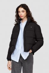 TOMMY JEANS Czarna pikowana damska kurtka. Czarne kurtki damskie Tommy Jeans, s, bez wzorów, z jeansu, bez kaptura. W wyprzedaży za 416.99 zł.