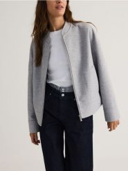 Krótka flauszowa kurtka oversize - jasnoszary. Szare kurtki damskie Reserved, l, bez wzorów, z tkaniny, bez kaptura. W wyprzedaży za 89.99 zł.