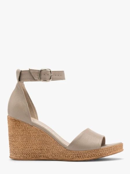 Beżowe sandały z paskiem wokół kostki. Brązowe sandały damskie Ryłko, bez wzorów, z gumy, bez obcasa, na platformie. W wyprzedaży za 299.99 zł.