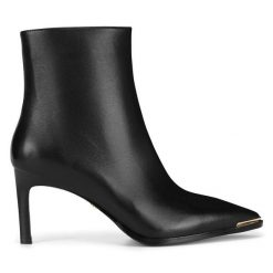 Botki GINO ROSSI. Czarne botki damskie Gino Rossi, bez obcasa, na szpilce, bez zapięcia. Za 449.99 zł.