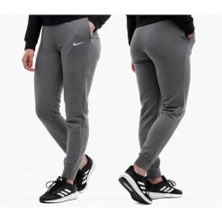 Damskie spodnie dresowe Nike Park 20 Fleece grafitowe. Białe spodnie sportowe damskie Nike, z bawełny, na fitness i siłownię. Za 154.99 zł.