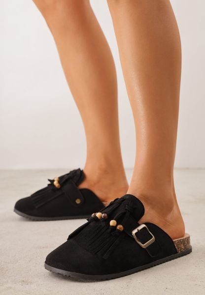 Czarne Klapki Mule w Stylu Boho o Fakturze Zamszu z Frędzlami i Koralikami Diassa. Czarne klapki damskie Renee, z aplikacjami, z jeansu, bez obcasa, na płaskiej podeszwie. Za 69.99 zł.
