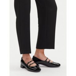 Czółenka Clarks. Czarne czółenka damskie Clarks, bez wzorów, bez obcasa. Za 296.99 zł.