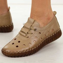 Camelowe ażurowe skórzane półbuty damskie Cambell 15319. Brązowe półbuty damskie Cambell, w ażurowe wzory, z jeansu, casualowe, z okrągłym noskiem, bez obcasa, na płaskiej podeszwie. Za 219.00 zł.