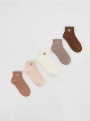 Skarpetki z haftem 5 pack - beżowy. Brązowe skarpetki damskie Reserved, bez wzorów. Za 49.99 zł.