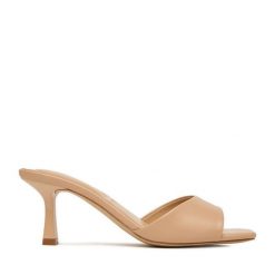 Klapki JENNY. Brązowe klapki damskie Jenny, bez wzorów, bez obcasa. Za 119.99 zł.