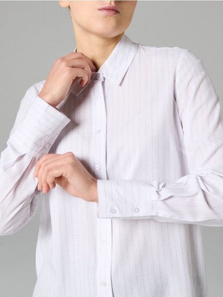 Koszula z wiskozy w paski - biały. Białe koszule damskie Sinsay, l, bez wzorów, z wiskozy, bez kołnierzyka, bez ramiączek. Za 29.99 zł.