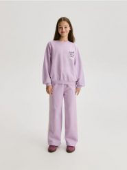 Bawełniana koszulka z nadrukiem - lawendowy. Fioletowe koszulki dziewczęce Reserved, bez wzorów, z bawełny, bez ramiączek. Za 49.99 zł.