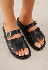 Czarne Klapki z Przeplatanymi Paskami i Klamrą Ravelya. Czarne klapki damskie Born2be, bez wzorów, z jeansu, bez obcasa, na płaskiej podeszwie. Za 79.99 zł.