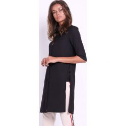Koszula w kolorze czarnym. Czarne koszule damskie Jesienny butik, xs, bez wzorów, bez kołnierzyka, bez ramiączek. W wyprzedaży za 129.95 zł.