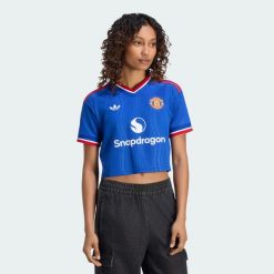 Krótka koszulka wyjazdowa Manchester United 26/27. Niebieskie t-shirty damskie Adidas, l, bez wzorów, z dzianiny, bez kołnierzyka. Za 369.00 zł.