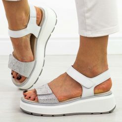 Srebrne skórzane sandały damskie S.Barski 543. Szare sandały damskie S.BARSKI, bez wzorów, z jeansu, bez obcasa, na platformie. Za 229.00 zł.