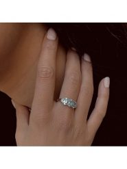 Les Petites Précieuses Srebrny pierścionek z topazem rozmiar: 58. Szare pierścionki damskie Les Petites Précieuses, z topazem, srebrne. Za 226.24 zł.