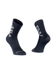 Skarpety rowerowe NORTHWAVE EXTREME AIR MID - czarny/szary. Czarne skarpetki męskie Northwave, w ażurowe wzory, z dzianiny. Za 82.50 zł.