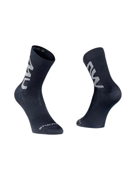 Skarpety rowerowe NORTHWAVE EXTREME AIR MID - czarny/szary. Czarne skarpetki męskie Northwave, w ażurowe wzory, z dzianiny. Za 82.50 zł.