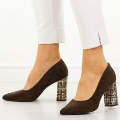 Czekoladowe mix czółenka damskie na słupku Sergio Leone Pb216. Brązowe czółenka damskie Sergio Leone, bez wzorów, ze skóry, bez obcasa, na słupku. Za 169.00 zł.