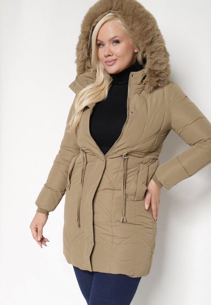 Ciemnobeżowa Kurtka Pikowana o Długim Kroju z Kapturem z Futrem Ściągana w Talii Mazilie. Brązowe kurtki damskie Born2be, l, bez wzorów, z futra, z kapturem. Za 139.99 zł.