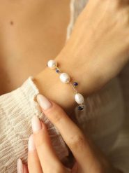 Pierres delicates Pozłacana bransoletka z cyrkoniami i perłami rozmiar: onesize. Białe bransoletki damskie Pierres delicates, pozłacane. Za 65.99 zł.