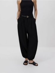 Spodnie balloon z paskiem - czarny. Czarne spodnie materiałowe damskie Reserved, bez wzorów, z tkaniny. Za 149.99 zł.