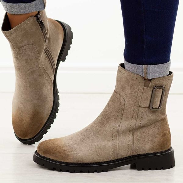 Khaki zamszowe botki damskie Potocki 19328. Brązowe botki damskie POTOCKI, na jesień, z jeansu, casualowe, z okrągłym noskiem, bez obcasa, bez zapięcia. W wyprzedaży za 188.34 zł.