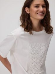 Bawełniany t-shirt ze zdobieniem - biały. Białe t-shirty damskie Reserved, l, z aplikacjami, z bawełny, bez kołnierzyka. W wyprzedaży za 69.99 zł.