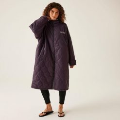 Płaszcz plażowy unisex Quilted Robe. Fioletowe płaszcze damskie Regatta, l, bez wzorów. W wyprzedaży za 334.05 zł.