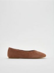 Skórzane baleriny - brzoskwiniowy. Pomarańczowe baleriny damskie Reserved, bez wzorów, ze skóry, bez obcasa. Za 159.99 zł.