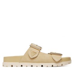 Klapki Guess. Brązowe klapki damskie Guess, z aplikacjami, bez obcasa. Za 549.99 zł.