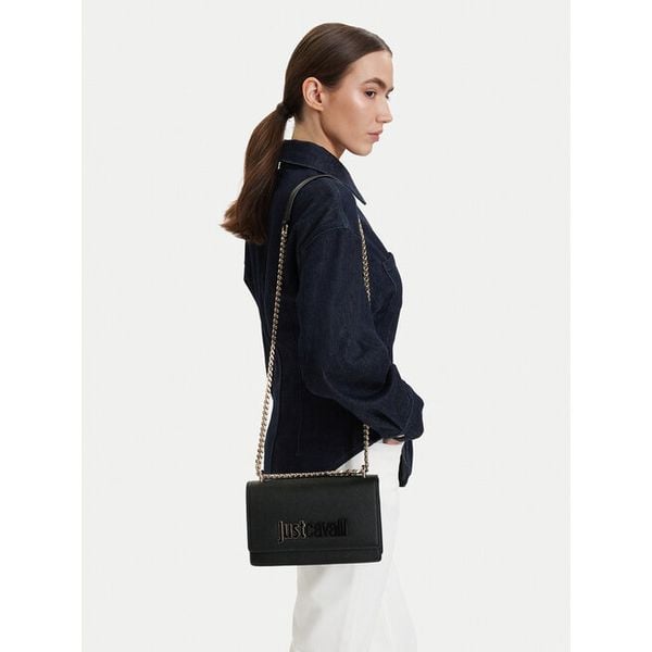 Torebka Just Cavalli. Czarne torebki klasyczne damskie Just Cavalli, bez wzorów, wizytowe, bez kołnierzyka, bez ramiączek. Za 816.99 zł.