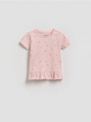 T-shirt z falbanką - pastelowy róż. Czerwone koszulki dziewczęce Reserved, m, bez wzorów, z bawełny, bez ramiączek. Za 27.99 zł.