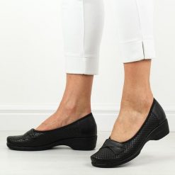 Czarne skórzane ażurowe Polskie półbuty damskie Gregors 697. Czarne półbuty damskie GREGORS, w ażurowe wzory, ze skóry, eleganckie, bez obcasa, na koturnie. Za 349.00 zł.