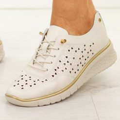 Beżowe skórzane ażurowe półbuty damskie Filippo Dp6714/26. Brązowe półbuty damskie Filippo, w ażurowe wzory, z jeansu, z okrągłym noskiem, bez obcasa, na koturnie. W wyprzedaży za 192.72 zł.