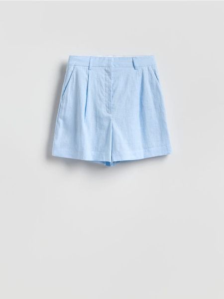 Lniane szorty - jasnoniebieski. Niebieskie szorty damskie Reserved, bez wzorów. Za 159.99 zł.