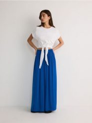 T-shirt z wiązaniem - biały. Białe t-shirty damskie Reserved, l, bez wzorów, z bawełny, bez kołnierzyka. W wyprzedaży za 29.99 zł.