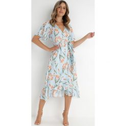 Jasnoniebieska Sukienka Rirra. Niebieskie sukienki damskie Born2be, m, bez wzorów, bez kołnierzyka, bez ramiączek, midi, kopertowe. W wyprzedaży za 135.99 zł.