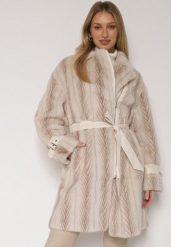 Jasnobeżowy Futrzany Płaszcz z Wiązanym Paskiem i Ozdobnymi Sprzączkami Felryna. Brązowe płaszcze damskie Born2be, l, bez wzorów, z futra, eleganckie. Za 299.99 zł.