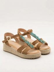 Belucci Sandały w kolorze jasnobrązowym na koturnie rozmiar: 39. Brązowe sandały damskie Belucci, bez wzorów, bez obcasa, na koturnie. Za 47.94 zł.