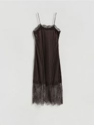 Satynowa sukienka z koronką - ciemnobrązowy. Brązowe sukienki damskie Reserved, na co dzień, l, bez wzorów, z koronki, bez kołnierzyka, bez ramiączek, proste. Za 159.99 zł.