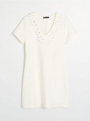 Sukienka mini z ozdobnymi dżetami przy dekolcie - kremowy. Białe sukienki damskie Sinsay, na imprezę, l, bez wzorów, bez kołnierzyka, bez ramiączek, mini. Za 59.99 zł.